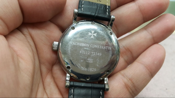 一款江诗丹顿的手表有大神帮忙鉴定一下吗 背面写着 47112 73349 750